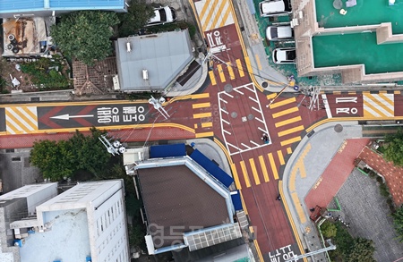 ▲영동초등학교 정문 앞 보행로와 횡단보도 개선 모습. ©영등포구 제공