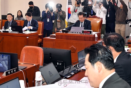 ▲국회 법제사법위원회가 3월 26일 전체회의를 열고 ‘대통령 윤석열 탄핵 심판 선고기일 신속 지정 촉구 결의안’ 등을 의결하고 있다. Ⓒ영등포시대