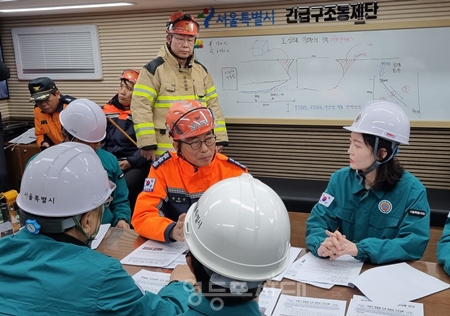 ▲김혜지 시의원이 강동구 대명초교 입구 대형 땅 꺼짐 사고 서울시 현황 보고를 받고 있다/이미지=서울시의회 제공