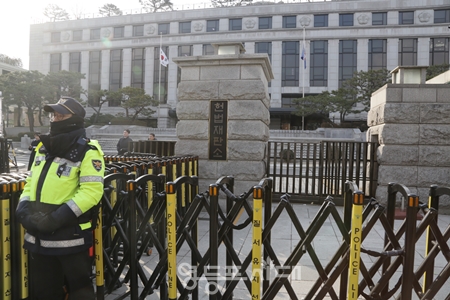 ▲헌법재판소 정문에 설치된 출입 통제 가림막 앞에서 한 경찰관이 보초를 서고 있다.Ⓒ영등포시대
