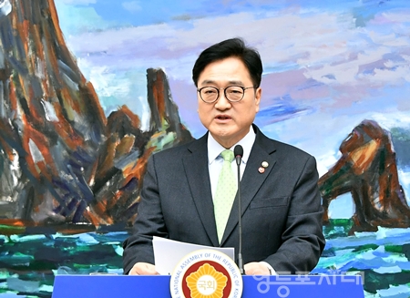 ▲우원식 국회의장이 3월 27일 국회에서 ‘헌법재판소의 대통령 탄핵 심판 선고 지체’ 등 관련해 발표한 대국민 담화문을 발표하고 있다. Ⓒ영등포시대