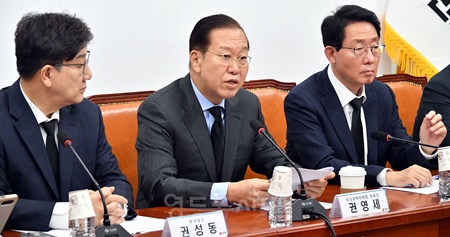 ▲권영세 국민의힘 비상대책위원장(가운데)이 27일 서울 여의도 국회에서 열린 비상대책위원회의에서 발언하고 있다. ©김정현 기자