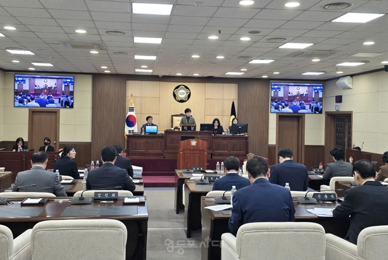 ▲정선희 영등포구의회 의장이 27일 구의회 본회의장에서 열린 제259회 임시회 2차 본회의를 진행하고 있다. ©김정현 기자