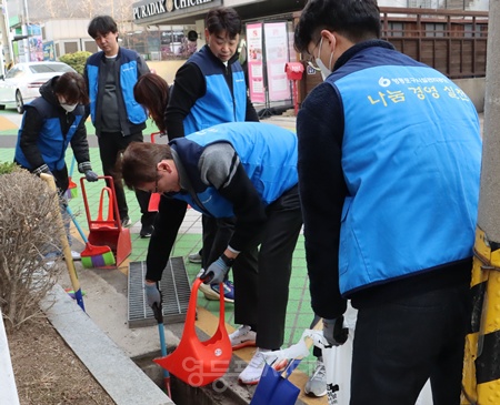 ▲김형성 영등포구시설관리공단 이사장과 임직원들이 26일 공단 본부 인근에서 봄맞이 대청소를 실시하고 있다. ⓒ영등포구시설관리공단 제공