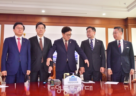 ▲우원식 국회의장(가운데)이 3월 31일 국회의장실에서 진행한 여야 원내대표 회동 모두 발언에 앞서 여야 원내 대표단에 “이번 주가 쉽지 않은 주인데 손 한번 잡아봅시다”라며 손을 잡고 있다.Ⓒ영등포시대