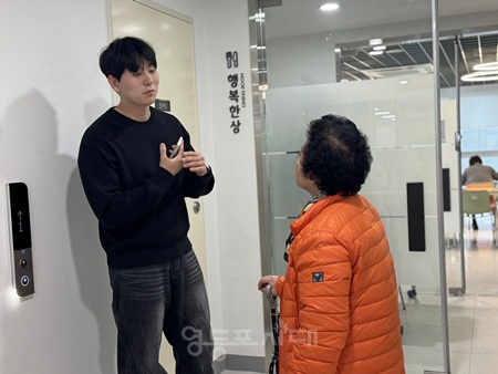 ▲영중종합사회복지관 관계자가 어르신과 이야기를 나누고 있다. ⓒ영중종합사회복지관 제공