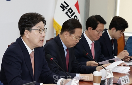 ▲권성동 원내대표(왼쪽)가 4월 3일 국회에서 열린 비상대책위원회 모두 발언에서 미국이 한국산 제품에 부과한 관세율을 언급하고 “민주당의 줄 탄핵으로 인해 우리 정부가 제대로 협상할 수 없었다”라는 취지의 발언을 하고 있다. Ⓒ영등포시대