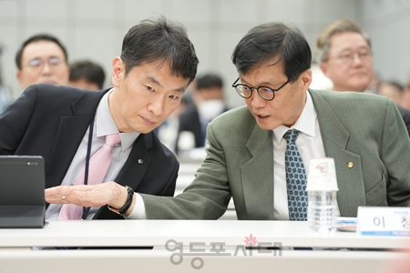▲한국은행·한국금융연구원, 부동산 신용집중 개선을 위한 정책 컨퍼런스에 특별 대담 패널로 참여한 이복현 금융위원장(왼쪽)과 이창용 한국은행 총재(오른쪽)가 대화를 나누고 있다. Ⓒ영등포시대