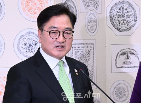 ▲우원식 국회의장이 4일 윤 전 대통령 탄핵 선고 이후 국회에서 발표한 대국민 특별담화문에서 “그 결정의 무게를 깊이 새긴다”라며 “대한민국은 이제 한 걸음 더 전진해야 한다”라고 강조하고 있다. Ⓒ영등포시대