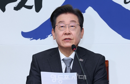 ▲이재명 민주당 대표가 4월 4일, 윤석열 대통령 탄핵 헌재 선고와 관련한 입장 발표에서 “위대한 국민이 위대한 민주공화국 대한민국을 되찾아 주셨다”라고 감사의 인사를 하고 있다.Ⓒ영등포시대