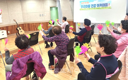 ▲어르신들이 악기(마라카스)를 흔들며 음악 활동을 하고 있다. ⓒ영등포구 제공