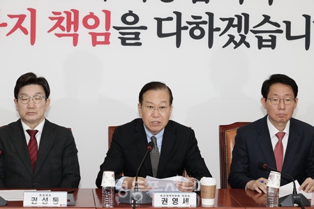 ▲권영세 국민의힘 비상대책위원장(가운데)이 7일 서울 여의도 국회에서 열린 비상대책위원회의에서 발언하고 있다. ⓒ김정현 기자