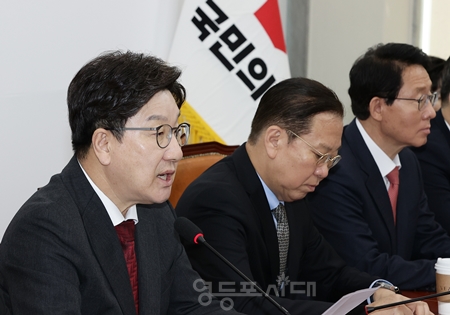 ▲권성동 원내대표가 4월 7일 국회에서 열린 비대위원회 모두 발언에서 “다가오는 조기 대선은 바로 이재명과 민주당을 심판하는 선거가 되어야 한다”라며 “이재명 세력을 막아내는 것이 국가 정상화의 시발점이다”라고 주장하고 있다. Ⓒ영등포시대