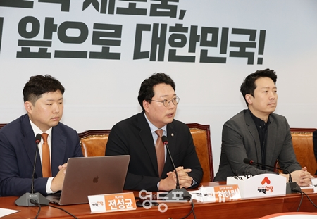 ▲천하람 개혁신당 원내대표 겸 당대표 권한대행(가운데)이 4월 7일 국회에서 열린 최고위원회의 모두 발언에서 민주당을 향해 “벌써부터 대통령의 권력까지 잡은 것처럼 오만방자하게 굴고 있다. 오만한 권력은 국민의 심판을 받을 것이다”라고 일갈하고 있다.Ⓒ영등포시대