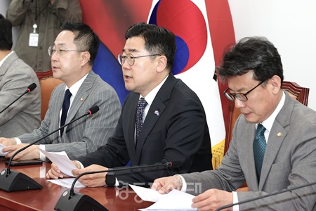 ▲박찬대 더불어민주당 원내대표가 8일 서울 여의도 국회에서 열린 원내대책회의에서 발언하고 있다. ⓒ김정현 기자