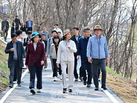 ▲최호정 서울시의장이이 7일 민원접수 현장인 강일동 가래여울마을 일대 한강변 정비 현장을 방문, 관계자들과 살펴보고 있다. ⓒ서울시의회 제공