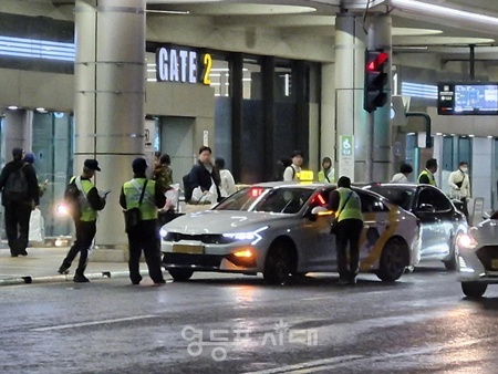 ▲서울시, 한국공항공사, 서울개인택시운송조합 등 합동단속팀이 김포공항에서 택시 질서를 개선하기 위한 단속과 계도를 실시하고 있다. ⓒ서울시 제공