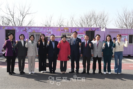 ▲정선희 영등포구의회 의장을 비롯한 구의원들이 8일 ‘2025 영등포 여의도 봄꽃축제’현장을 방문, 기념촬영을 하고 있다. ⓒ영등포구의회 제공