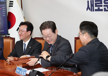 ▲이재명 대표(가운데)가 4월 9일 당대표 취임 후 마지막 최고위원회의를 마친 뒤 당대표 권한대행을 맡을 박찬대 원내대표에게 폐회 선언을 권하며 웃고 있다. Ⓒ영등포시대