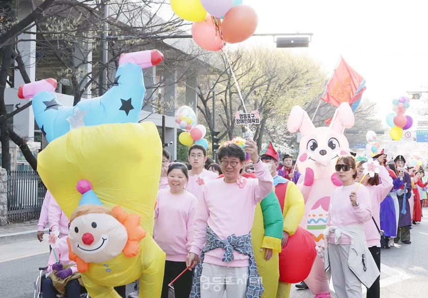▲이대훈 영등포구 장애인체육회  부회징과 회원들이  ‘2025 영등포 여의도 봄꽃축제’ 첫날인 8일 축제 시작을 알리는 꽃길 걷기 퍼레이드를 하고 있다.  ⓒ영등포시대