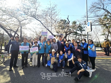 ▲영등포경찰서 청소년문화발전위원회 회원들이 8일 ‘2025년 영등포 여의도 봄꽃축제’ 행사장에서 ‘봄꽃 축제 학교폭력 예방 캠페인’을 실시하고 기념촬영을 하고 있다. ⓒ영등포시대