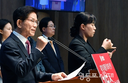 ▲김문수 노동부 장관이 4월 9일 국회 소통관에서 기자회견을 열고 “새롭게 앞으로 나아가며 대한민국을 다시 위대하게 만들어 갈 각오로 제21대 대통령 선거에 출마하겠다”라고 선언하고 있다. Ⓒ영등포시대