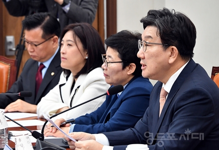 ▲권성동 원내대표(오른쪽)가 4월 10일 국회에서 열린 비상대책위원회의 모두 발언에서 “이재명 강점기 3년간 민주당은 이재명 1인 지배의 정당으로 전락했고, 국회는 이재명 재임의 방탄과 권력 장악 도구로 전락했다”라고 맹비난하고 있다. Ⓒ영등포시대 