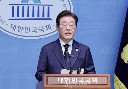 ▲이재명 민주당 대선 예비후보가 4월 11일 국회 소통관에서 기자회견을 열고 제21대 대선 예비후보의 비전을 발표하고 있다. Ⓒ영등포시대