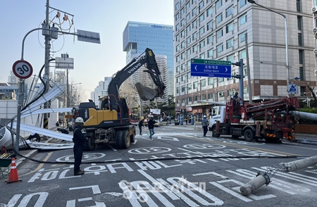 ▲4월 11일 오후 크레인 구조물이 넘어지는 사고가 발생한 영등포동 신축공사장 앞 도로/이미지=전승관 구의원 페이스북 갈무리