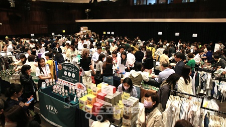 ▲ 대한적십자사 서울지사가 지난해 4월 17일 압구정 현대백화점 컬처파크 토파즈 홀에서 2024 적십자 사랑의 나눔터 바자를 열고 있다. ⓒ대한적십자사 서울지사 제공