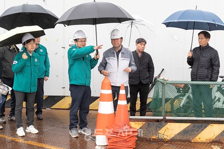 ▲최호권 영등포구청장이 14일 신풍역 인근 신안산선 공사 현장을 방문해 살펴보고 있다. ⓒ영등포구 제공