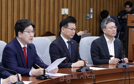 ▲권성동 원내대표(왼쪽)가 4월 15일 국회에서 열린 원내대책회의 모두 발언에서 “한덕수 권한대행은 국민의힘 경선에 출마하지 않는다”라고 밝히고 있다. Ⓒ영등포시대 