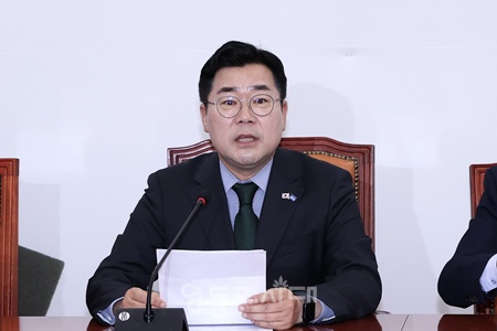 ▲박찬대 더불어민주당 대표 직무대행 겸 원내대표가 15일 서울 여의도 국회에서 열린 원내대책회의에서 발언하고 있다. ⓒ김정현 기자