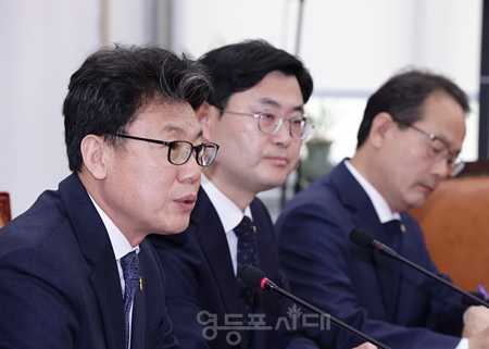 ▲진성준 민주당 정책위의장(왼쪽)이 4월 17일 국회에서 열린 정책조정회의 모두 발언에서 “최상목경제부총리는 민생 경제와 재정 파탄의 주범이다”라고 주장하고 있다. Ⓒ영등포시대