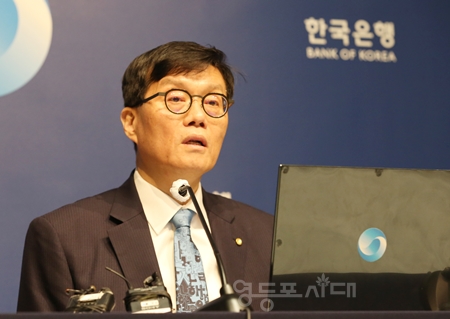 ▲이창용 한국은행 총재가 4월 17일 금융통화위원회를 마친 후 기자들에게 기준금리 유지 결정 배경과 국내외 경제 여건에 관해 설명하고 있다. Ⓒ영등포시대 