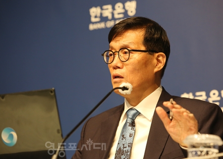▲이창용 총재가 올해 성장률이 어느 정도 조정될지 구체적인 전망치는 위험 요인과 경기 상황을 자세히 점검하면서 5월에 발표하겠다”라고 밝히고 있다. Ⓒ영등포시대 