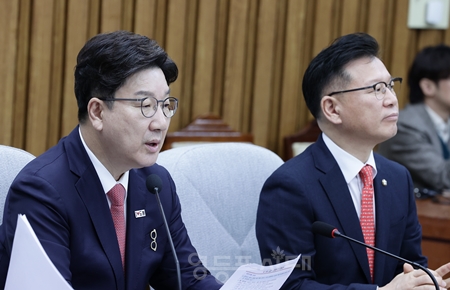 ▲권성동 원내대표(왼쪽)가 4월 18일 국회에서 열린 원내대책회의 모두 발언에서 “재벌 즉 대주주의 횡포를 막고 개미 투자자들을 보호하기 위해서 당론으로 자본시장법 개정안을 발의해 놓은 상태다”라고 밝히고 있다. Ⓒ영등포시대