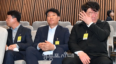▲17일 국회 본회의에서 12·29 여객기 참사 피해구제 및 지원 등을 위한 특별법이 통과되자 박한신 유가족협의회 대표(오른쪽 끝)가 눈물을 흘리고 있다. ©영등포시대