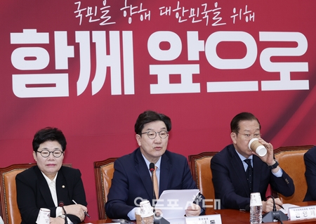 ▲국민의힘 권성동 원내대표(가운데)가 4월 21일 국회에서 열린 비상대책위원회 모두 발언에서 “최민희 과방 위원장을 직권남용죄와 공무집행 방해죄로 고발하겠다”라고 밝히고 있다. Ⓒ영등포시대