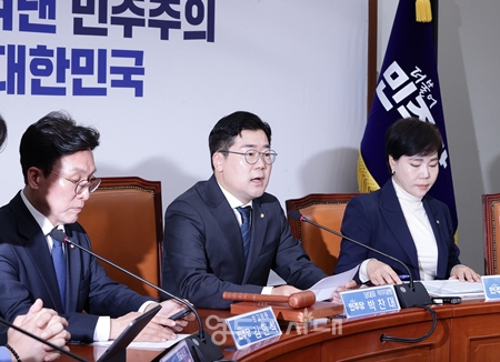 ▲박찬대 민주당 원내대표(가운데)가 4월 21일 국회에서 열린 최고위원회의 모두 발언에서 “국민의힘 대통령 후보 경선 토론회에 국민의힘은 없고 온통 민주당만 있는 토론회였다”라며 “참으로 한심한 수준이다”라고 직격탄을 날렸다. Ⓒ영등포시대