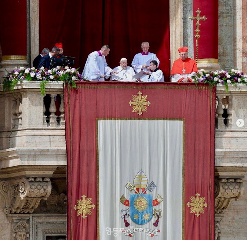 ▲프란치스코 교황이 지난 20일(현지시간) 바티칸 성베르로 대성전에서 부활절 미사중 발코니에서 부활절 메시지늘 전하고 있다. ©프란치스코 교황 인스타그램