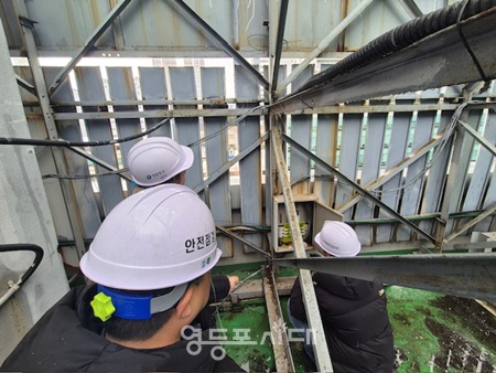 ▲영등포구 관계자가 옥외광고물의 전기 설비 배선 안전성을 확인하고 있다. ©영등포구 제공