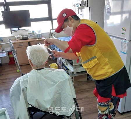 ▲서울 강서구 가양3동 자원봉사 캠프에서 대상자를 찾아가는 이미용 봉사활동. ⓒ서울시 제공