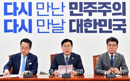 ▲박찬대 더불어민주당 대표 직무대행 겸 원내대표(가운데)가 22일 서울 여의도 국회에서 열린 원내대책회의에서 발언하고 있다. ⓒ영등포시대