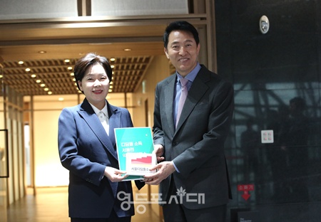 ▲양향자 국민의힘 대선 경선 후보가 22일 오세훈 서울시장을 예방하고 디딤돌소득 서울런 책자 들고 기념 촬영을 하고 있다. ⓒ영등포시대