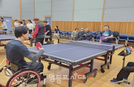 ▲서울시립영등포장애인복지관이 개최한 어울림탁구대회에서 참가자들이 경기를 하고 있다. ©서울시림영등포장애인복지관 제공
