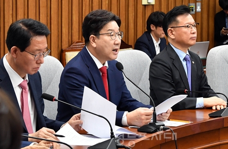 ▲권성동 국민의힘 원내대표(가운데)가 4월 22일 국회에서 열린 원내대책회의 모두 발언에서  중국이 서해 한중 잠정조치수역에 시추선을 개조한 고정 구조물을 설치는 한중 어업 협정을 위반한 것이다”라고 강하게 비판하고 있다. Ⓒ영등포시대