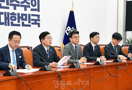 ▲진성준 민주당 정책위의장(가운데)이 4월 22일 국회에서 열린 원내대책회의 모두 발언에서 “한덕수 국무총리를 지체 없이 직무 정지시킬 것을 공개 제안했다. Ⓒ영등포시대