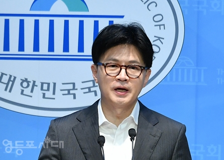 ▲한동훈 국민의힘 대선 경선 후보가 4월 22일 국회 소통관에서 기자회견을 열고 정책 비전 2탄, ‘5대 메가폴리스 조성’을 발표하고 있다. Ⓒ영등포시대 
