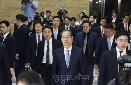 ▲한덕수 대통령권한대행이 4월 24일 국회 추경 시정연설을 위해 경호를 받으며 국회 본청을 향하고 있다. Ⓒ영등포시대